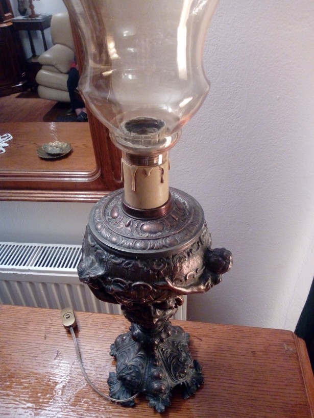 Bronzelampe aus dem 19. Jahrhundert, romantische Motive