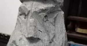 Steinstatue außen (Brunnen)