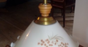 Lampe aus gezacktem lackiertem Glas