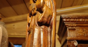 Mittelalterliche geschnitzte katholische Statuette