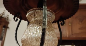 Bemalte Porzellanlampe und Schmiedeeisen