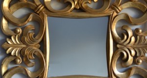 Spiegel mit goldenem Massivholzrahmen 01789