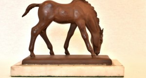 Statuette von weidendem Pferd 018811