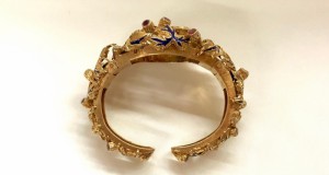 18 Karat antikes einzigartiges emailliertes Goldarmband