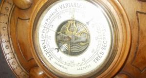 Französisches Pendeljahr 1850 mit Thermometer und Barometer