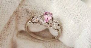 Engel Vintage Goldring ALB 9k mit rosa Saphir Träne und Diamanten