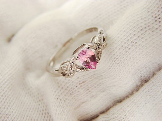 Engel Vintage Goldring ALB 9k mit rosa Saphir Träne und Diamanten