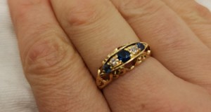 Ring aus 18 Karat Gold mit Saphiren und Diamanten